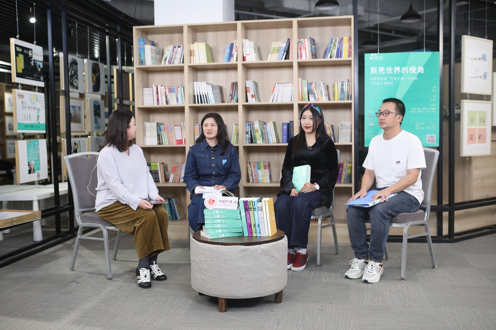 譚杰（右三）、楊碧薇（右二）、李英?。ㄓ乙唬┓窒怼稛舯K》