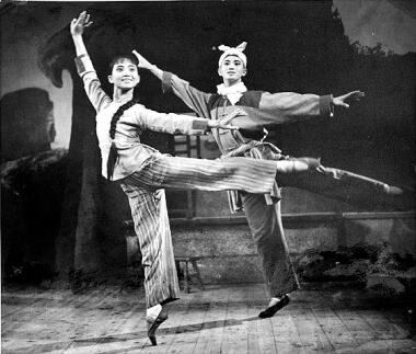 1965年，芭蕾舞劇《白毛女》演出劇照。上海芭蕾舞團供圖