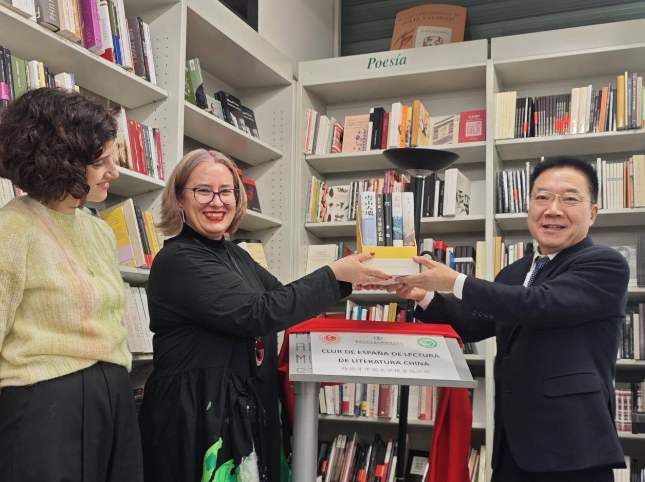 胡邦勝（右一）、婧萱（左二）、白蘭（左一）共同為“西班牙中國(guó)文學(xué)讀者俱樂(lè)部”揭牌