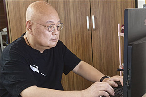 中短篇小說獎：《上嶺戀人》  作者：凡一平（壯族）         獲獎感言上嶺，是我近些年文學(xué)創(chuàng)作的地理標(biāo)識，也是現(xiàn)實(shí)生活的真實(shí)存在。從桂北都安瑤族自治縣縣城往東十三公里，再沿紅水河順流而下四十公里，在二級公路的對岸，有被青山和竹林環(huán)抱的村莊，就是上嶺。它是我生命中最親切的土地，或搖籃。上嶺有著不多的人口，卻生生長流，他們渺小但卻堅(jiān)韌，又像魚群一樣抱團(tuán)、歡樂。已經(jīng)死去和還活著的，都是我的父老鄉(xiāng)親。