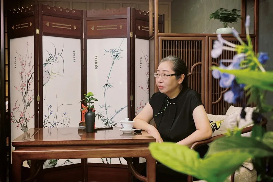 張勇 國家一級(jí)編劇、作家，四川省作協(xié)副主席。曾獲第二屆文榮獎(jiǎng)作家編劇獎(jiǎng)（《偽裝者》）。創(chuàng)作長篇小說《一觸即發(fā)》《偽裝者》《貴婉日記》，紅色諜戰(zhàn)川劇《黎明十二橋》以及電視劇《一觸即發(fā)》《偽裝者》《天衣無縫》等。