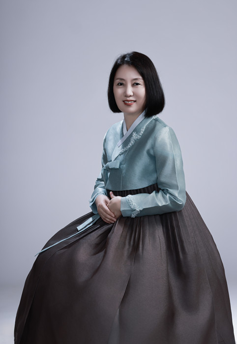 鄭風(fēng)淑，朝鮮族，1969年生。吉林省延邊朝鮮族自治州人大常委會副秘書長。出版報(bào)告文學(xué)《金達(dá)萊映紅山崗》，翻譯出版長篇小說《南大川》、配圖詩歌集《中國朝鮮族民俗圖》等。曾獲《民族文學(xué)》獎(jiǎng)翻譯獎(jiǎng)。