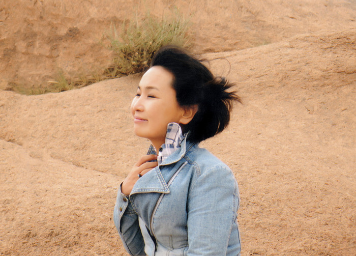 朵日娜，蒙古族，1971年生，內(nèi)蒙古赤峰市克什克騰旗人。內(nèi)蒙古赤峰市民族事務(wù)委員會(huì)副譯審，內(nèi)蒙古自治區(qū)翻譯家協(xié)會(huì)副主席。出版譯著《阿拉善風(fēng)云》（又名《遙遠(yuǎn)的大漠》）《斷裂》《飲馬井》《我給記憶命名》等。曾獲《民族文學(xué)》獎(jiǎng)，內(nèi)蒙古自治區(qū)索龍嘎文學(xué)獎(jiǎng)等。
