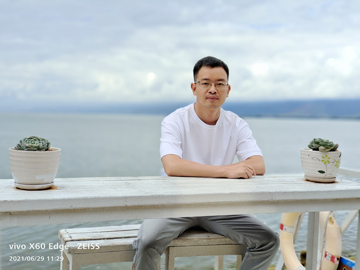 向迅，土家族，1984年生，湖北建始人?！队昊ā冯s志編輯。著有小說集《七月晚餐：南方幻想故事集》，散文集《聲音博物館》等。曾獲豐子愷散文獎、孫犁散文獎、江蘇紫金山文學(xué)獎等。