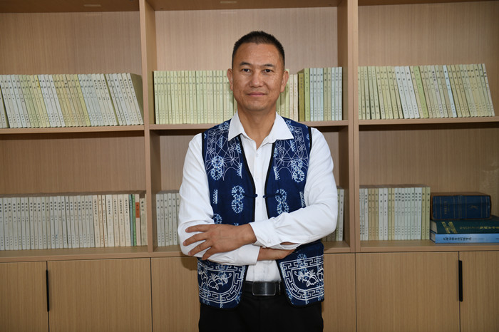 北雁，本名王燦鑫，白族，1982年生，云南洱源人。云南省大理州教育體育局高級(jí)教師。出版長(zhǎng)篇小說(shuō)《趕在太陽(yáng)落山以前》等。曾獲云南文學(xué)藝術(shù)獎(jiǎng)。