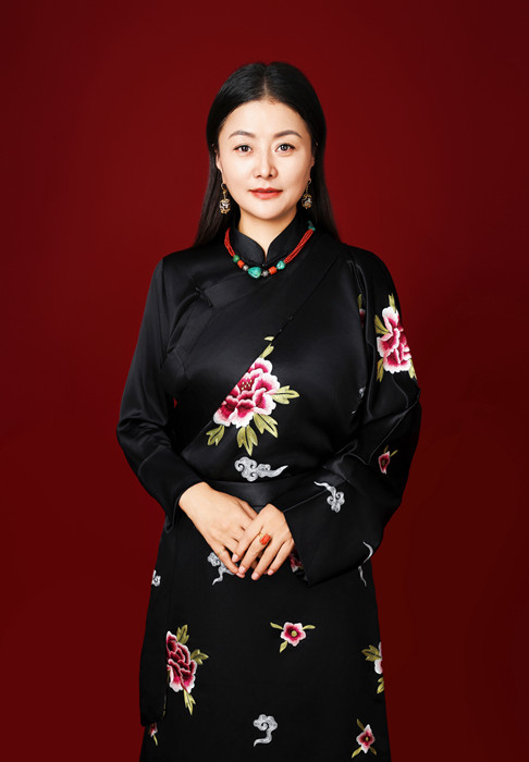那薩，本名索樣，藏族，1977年生，青海玉樹人。曾供職于青海省玉樹州雜多縣阿多鄉(xiāng)政府。出版詩集《一株草的加持》等。