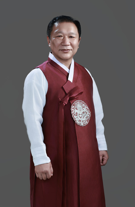 金榮健，朝鮮族，1963年生。曾任延邊人民出版社《文化時代》編輯部主編。出版詩集《晨山問候》《至水微瀾》《留在空位置的理由》等。曾獲吉林省長白山文藝獎、吉林省電視丹頂鶴獎最優(yōu)秀導(dǎo)演獎、全國少數(shù)民族廣播電視節(jié)目最優(yōu)秀導(dǎo)演獎等，被評為全國百佳電視藝術(shù)工作者。編劇及總策劃的舞劇《阿里郎花》獲中國少數(shù)民族舞蹈大賽金獎。
