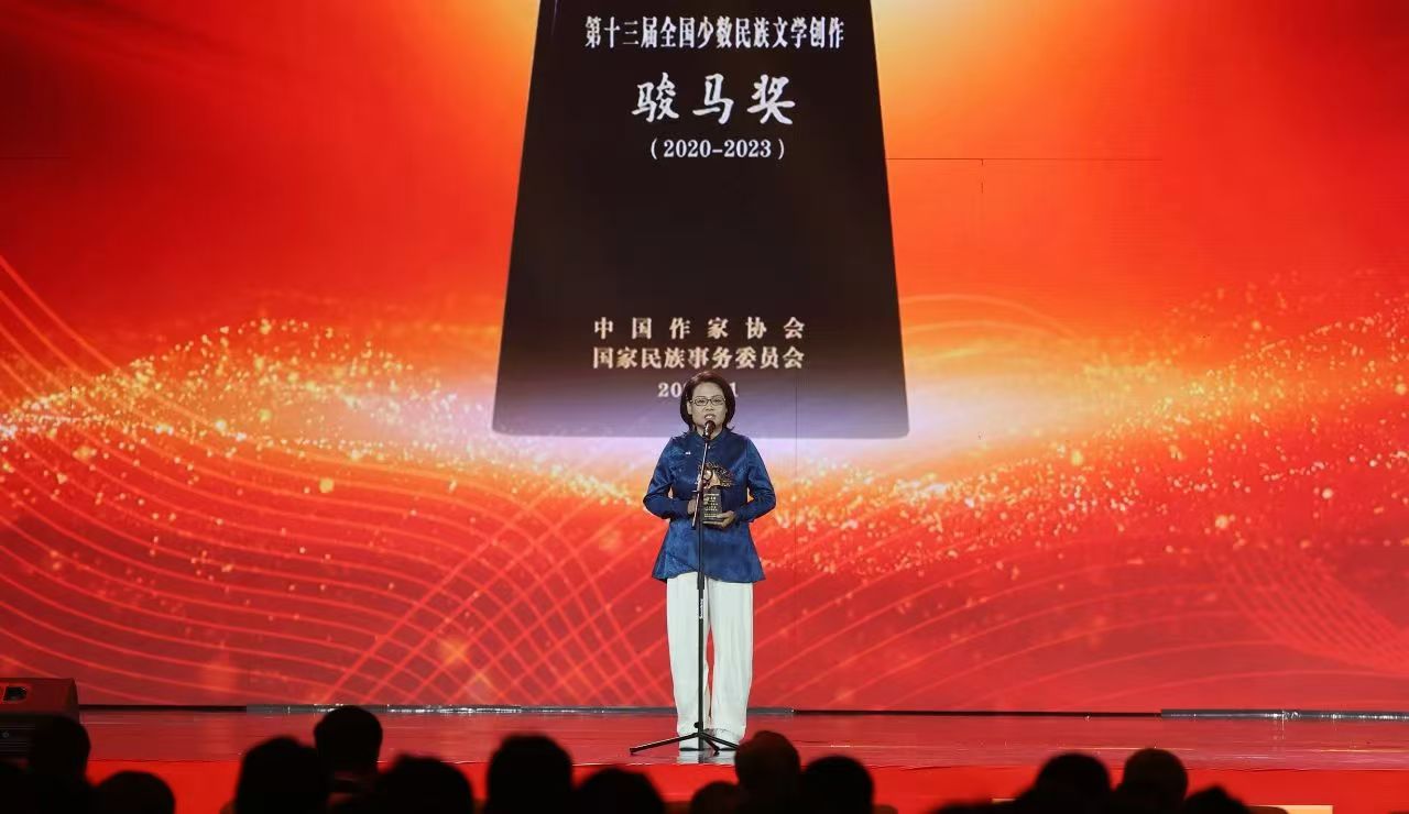牛海坤代表報(bào)告文學(xué)獎獲得者發(fā)表感言