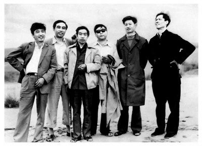 路遙（左四）與賈平凹（左三）、陳忠實(shí)（右一）等人合影，三人被稱為陜西文學(xué)界的“三駕馬車”。資料圖片