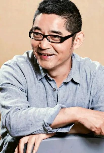 蘇童，當過教師、文學編輯、江蘇省作家協(xié)會專業(yè)作家，現(xiàn)為北京師范大學教授。主要代表作為中篇小說《妻妾成群》《紅粉》《罌粟之家》《三盞燈》長篇小說《米》《我的帝王生涯》《河岸》《黃雀記》，另有《西瓜船》《拾嬰記》《白雪豬頭》《茨菰》等百余篇短篇小說。長篇小說《河岸》獲得第三屆英仕曼亞洲文學獎（2009）和第八屆華語傳媒文學大獎（2010）。短篇小說《茨菰》獲第五屆魯迅文學獎（2010）。2011年獲得布克國際文學獎提名。2015年，長篇小說《黃雀記》獲得第九屆茅盾文學獎。