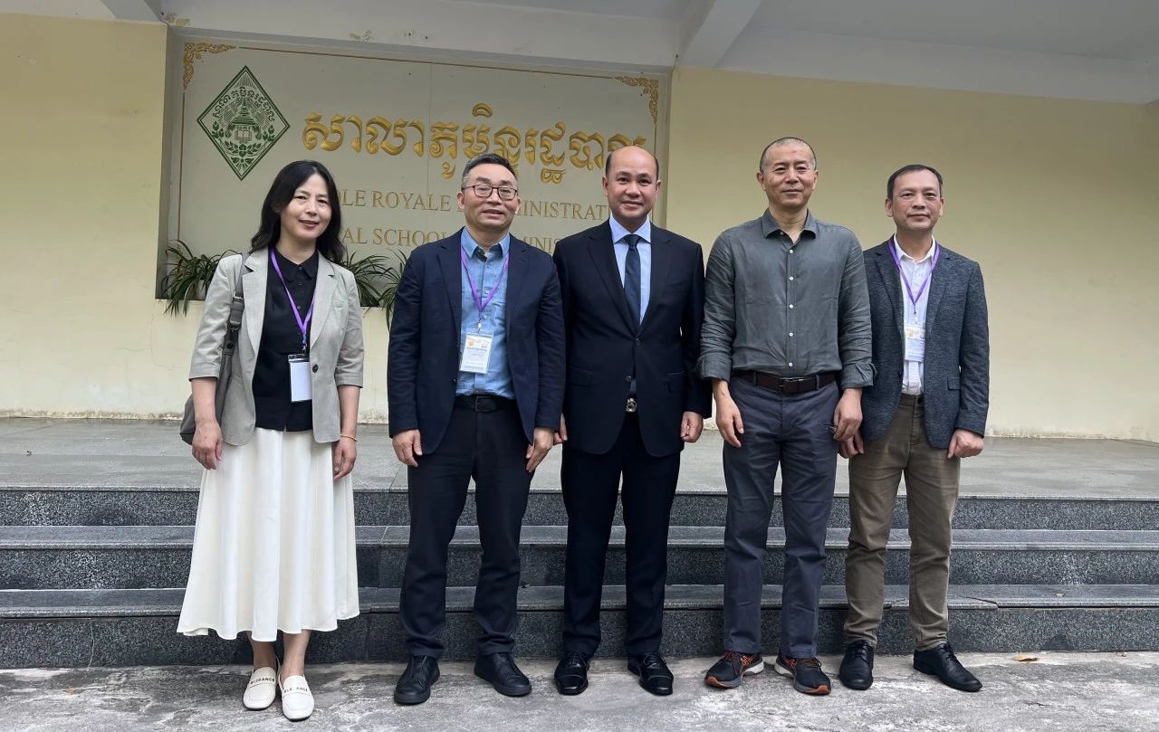 柬埔寨副首相洪瑪尼會(huì)見中國(guó)作家代表團(tuán)（左起：付秀瑩、東西、洪瑪尼、畢飛宇、李約熱）