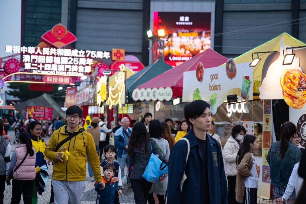 11月24日，市民在第二十四屆澳門(mén)美食節(jié)游玩。新華社發(fā)（張金加攝）