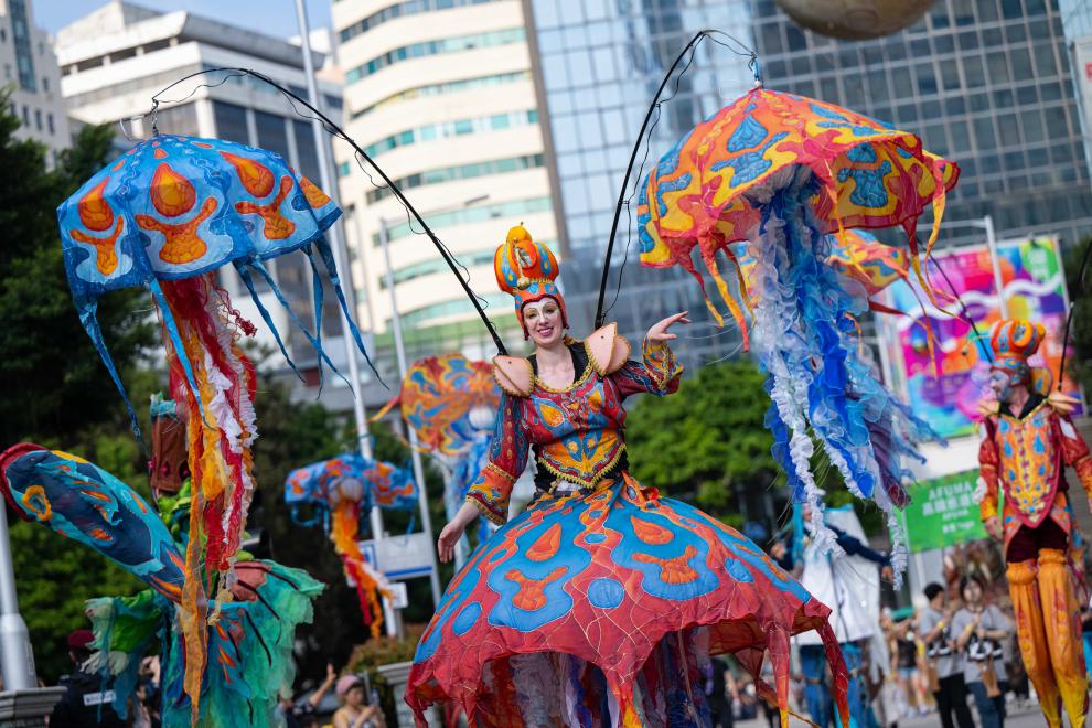 3月24日，人們參加“2024澳門(mén)國(guó)際幻彩大巡游”。新華社發(fā)（張金加攝）
