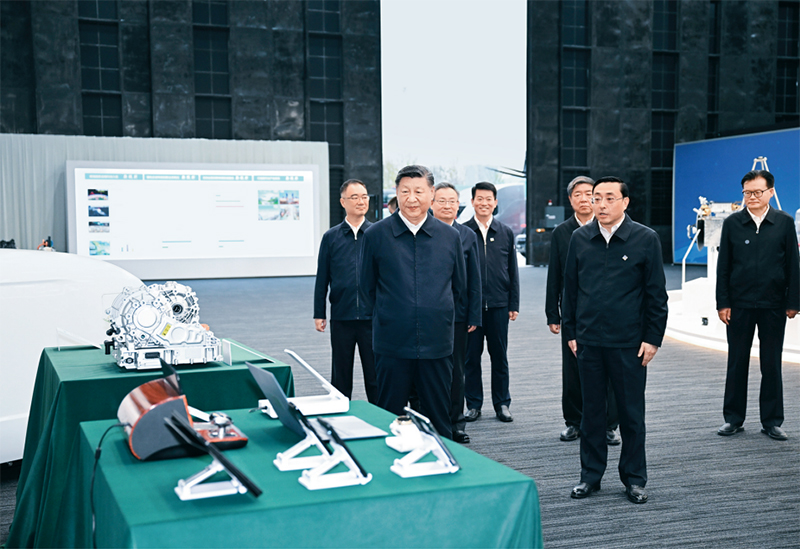 2024年10月17日至18日，中共中央總書記、國家主席、中央軍委主席習(xí)近平在安徽考察。這是17日下午，習(xí)近平在合肥濱湖科學(xué)城察看安徽省重大科技創(chuàng)新成果集中展示。 新華社記者 謝環(huán)馳/攝