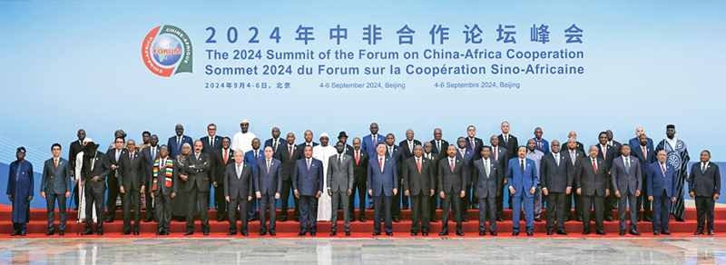 2024年9月5日上午，國家主席習(xí)近平在北京人民大會堂出席中非合作論壇北京峰會開幕式并發(fā)表主旨講話。這是開幕式前，習(xí)近平同出席峰會的外方領(lǐng)導(dǎo)人集體合影。 新華社記者 饒愛民/攝
