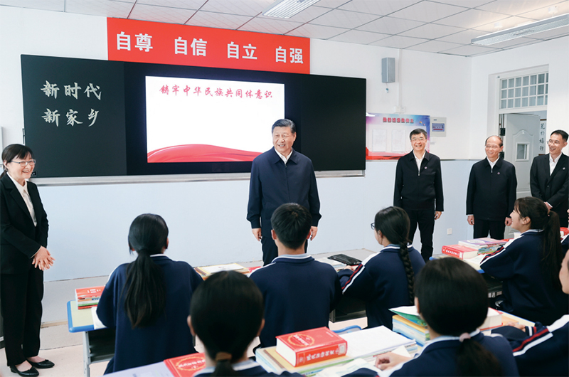 2024年6月18日至19日，中共中央總書記、國家主席、中央軍委主席習(xí)近平在青?？疾臁＿@是18日下午，習(xí)近平在果洛西寧民族中學(xué)高一（1）班觀摩“新時代、新家鄉(xiāng)”主題思政課。 新華社記者 鞠鵬/攝