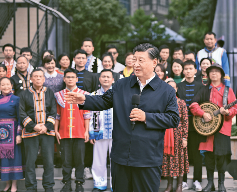 2023年12月14日至15日，中共中央總書記、國家主席、中央軍委主席習(xí)近平在廣西考察。這是14日上午，習(xí)近平在南寧市良慶區(qū)蟠龍社區(qū)考察時，同社區(qū)各族群眾親切交流。 新華社記者 燕雁/攝