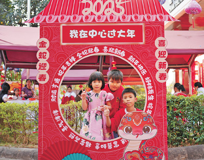 老撾民眾在“歡樂(lè)春節(jié)”廟會(huì)現(xiàn)場(chǎng)設(shè)立的新春祈福打卡點(diǎn)拍照。  坎帕頌攝