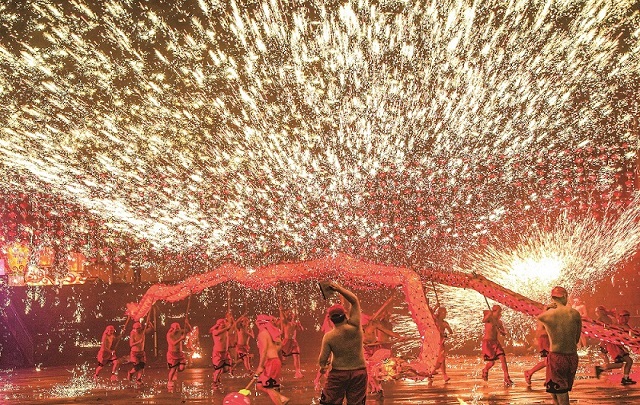 這是一月二十五日在重慶市銅梁區(qū)奇彩夢園景區(qū)拍攝的火龍表演。  新華社記者王全超攝