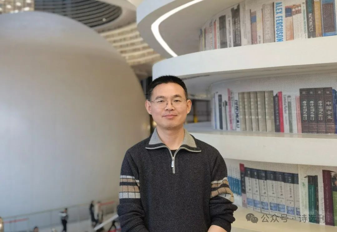 宋煜，本名宋立理，河北隆堯人，中國作家協(xié)會會員、河北省作家協(xié)會會員。曾出版長篇小說《穿越玫瑰》，詩歌散見于《詩刊》《星星》《揚子江詩刊》《詩選刊》等刊物，曾入選河北文學(xué)排行榜·詩歌榜。