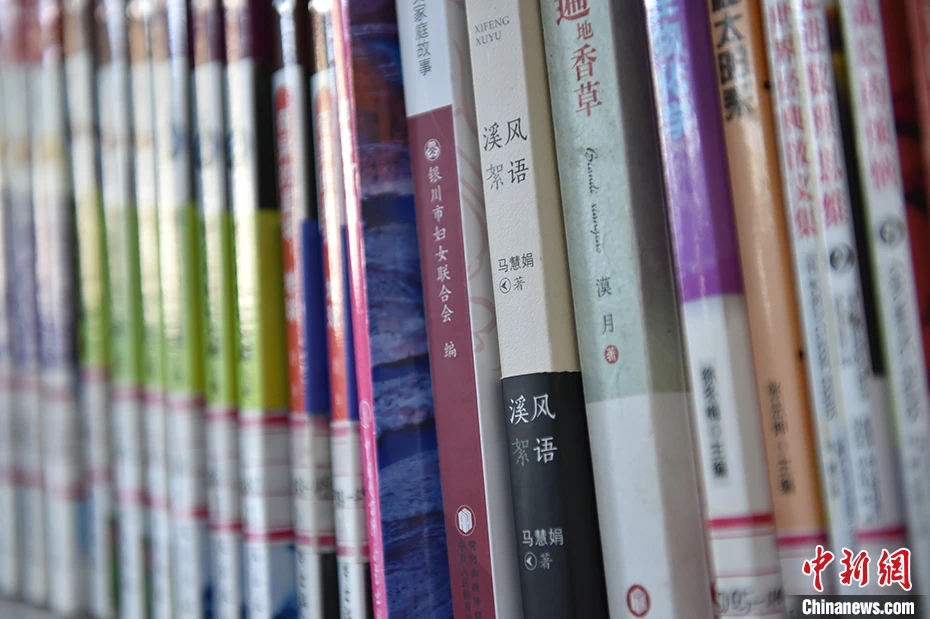 馬慧娟的散文集—— 《溪風(fēng)絮語》。李駿 攝