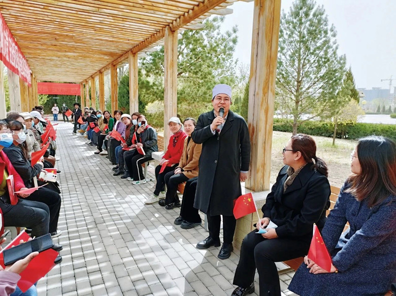 馬慧娟走進(jìn)田間地頭、黨政機(jī)關(guān)、學(xué)校工廠等宣講全國兩會精神，把黨的好政策、好聲音講給鄉(xiāng)親們聽。