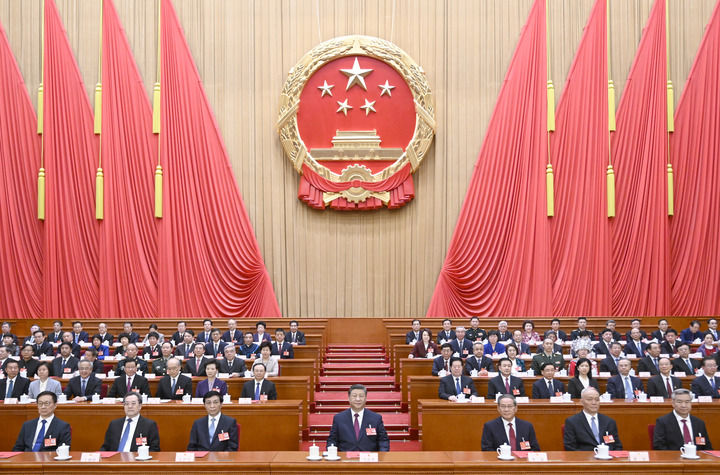 3月11日下午，第十四屆全國人民代表大會(huì)第三次會(huì)議在北京人民大會(huì)堂閉幕。黨和國家領(lǐng)導(dǎo)人習(xí)近平、李強(qiáng)、王滬寧、蔡奇、丁薛祥、李希、韓正等在主席臺(tái)就座。新華社記者 李學(xué)仁 攝