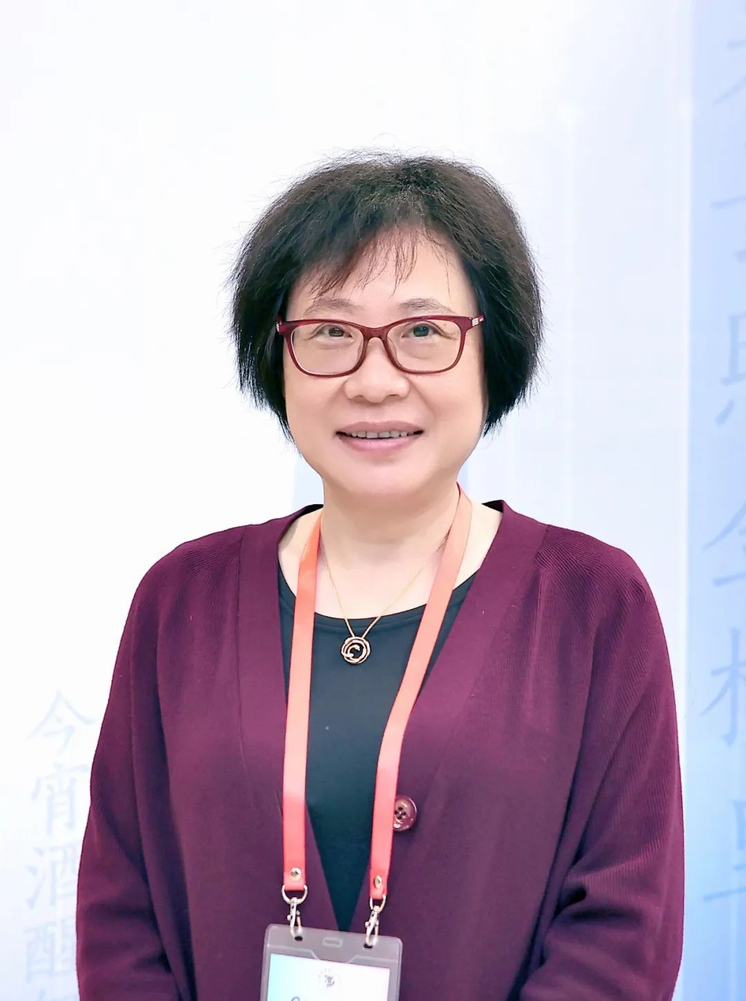 榮榮，本名褚佩榮，生于1964年，出版過多部詩集及散文隨筆集，參加過《詩刊》社第十屆青春詩會，曾獲《詩刊》《詩歌月刊》《人民文學》《北京文學》等刊物年度詩歌獎、中國作家出版集團優(yōu)秀作家貢獻獎、首屆徐志摩青年詩人獎、第二屆中國女性文學獎、劉章詩歌獎、十月文學獎、全國第四屆魯迅文學獎等。