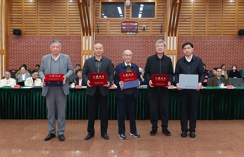 束沛德、畢飛宇、孫甘露、阿英長(zhǎng)孫錢榮毅向中國(guó)現(xiàn)代文學(xué)館捐贈(zèng)珍貴文獻(xiàn)，王軍接受捐贈(zèng)