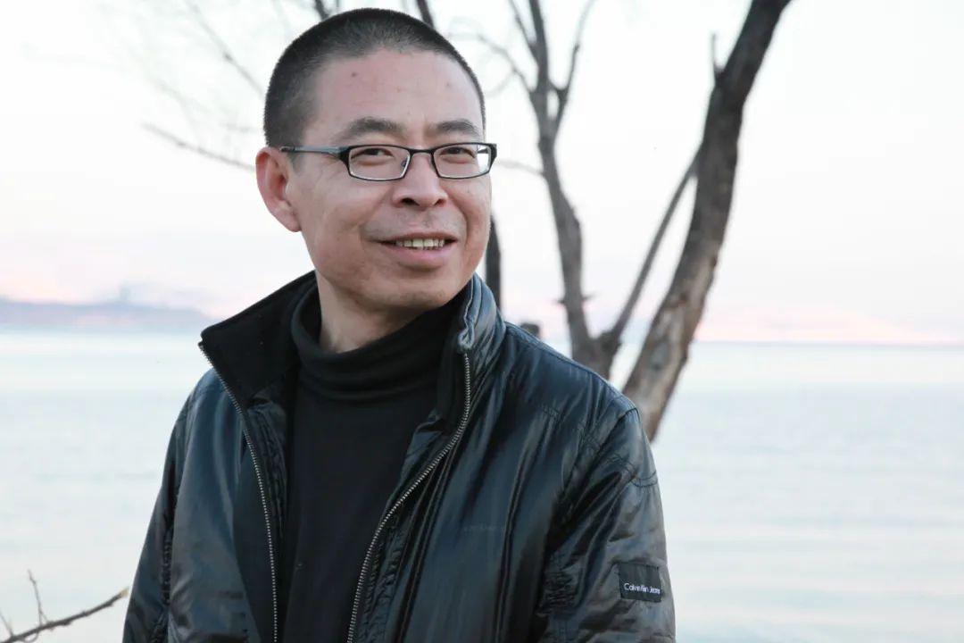 李亞偉，1963年出生于重慶市酉陽縣。創(chuàng)作過《男人的詩》《醉酒的詩》《空虛的詩》《航海志》《野馬與塵?！贰逗游髯呃仁闱椤返乳L詩和組詩，出版有詩集《豪豬的詩篇》《紅色歲月》《酒中的窗戶》《我在雙魚座上給你寫信》以及文論集《詩歌與先鋒》、文化隨筆《人間宋詞》等；獲第四屆華語文學(xué)傳媒2005年度詩人獎(jiǎng)、第一屆魯迅文化獎(jiǎng)年度詩歌獎(jiǎng)、首屆屈原詩歌金獎(jiǎng)等。