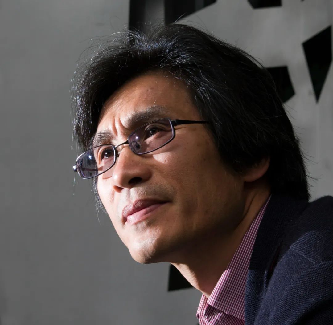 樹才，原名陳樹才。詩人、翻譯家。浙江寧波人?，F(xiàn)供職于中國社會科學(xué)院外國文學(xué)研究所。已出版詩集、譯詩集二十余部。曾獲“徐志摩詩歌獎(jiǎng)”、“李叔同國際詩歌獎(jiǎng)”等。2008年獲法國政府頒發(fā)的“教育騎士”勛章，2023年又獲“藝術(shù)和文學(xué)騎士”勛章。