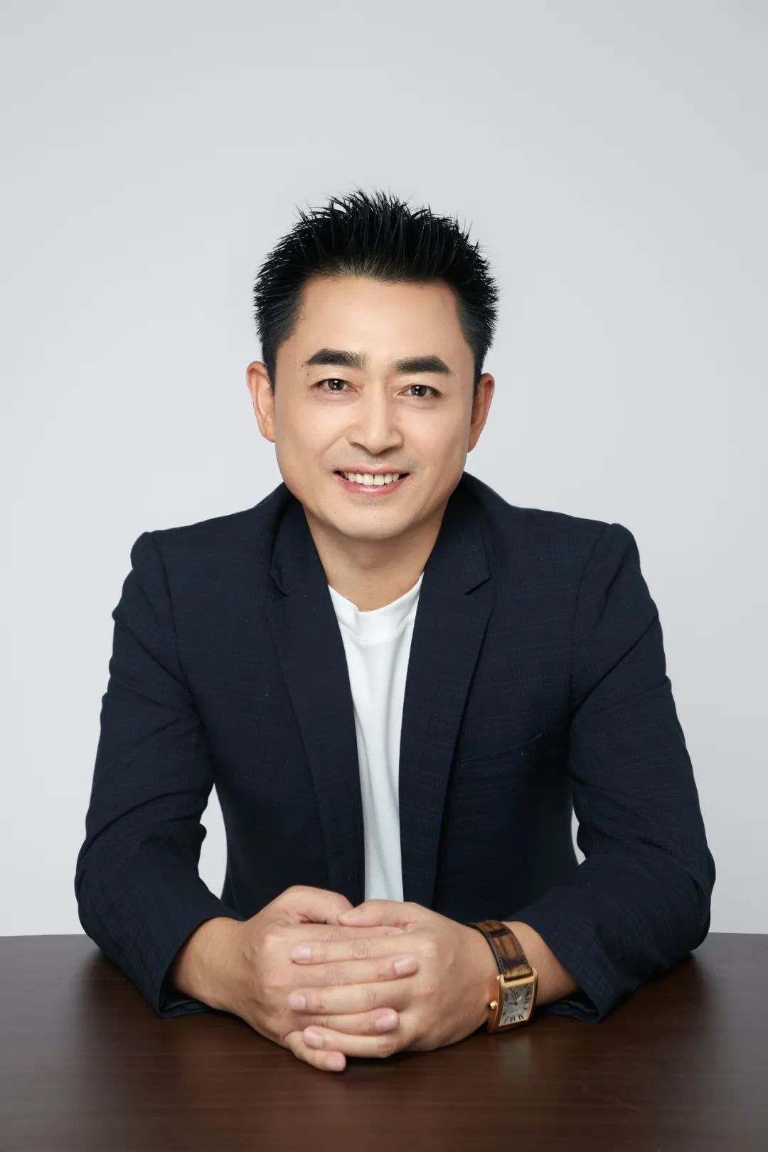 王峰，中國作家協(xié)會會員，中國詩歌學(xué)會會員?，F(xiàn)為波音客機(jī)資深機(jī)長。曾獲第六屆泰山文藝獎(jiǎng)，第二屆艾青詩歌獎(jiǎng)。詩作發(fā)表于《人民文學(xué)》《詩刊》《十月》《作品》《詩歌月刊》《星星》《草堂》《鐘山》。出版詩集《三萬英尺》《睡在溪邊的魚》《天際線》《下垂的時(shí)間》。