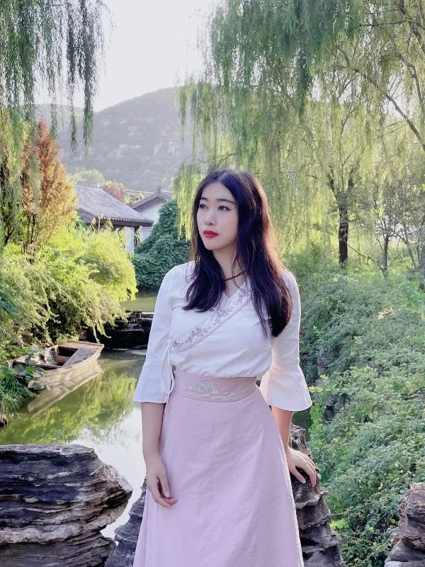 楊碧薇，中央民族大學(xué)文學(xué)博士，北京大學(xué)藝術(shù)學(xué)博士后。中國作家協(xié)會會員，中國文藝評論家協(xié)會會員。學(xué)術(shù)研究涉及文學(xué)、搖滾、民謠、電影、攝影、裝置等。出版《下南洋》《去火星旅行》等詩集、散文集、學(xué)術(shù)批評集等多部。主講個(gè)人網(wǎng)課《由淺入深讀懂漢語新詩》入駐騰訊視頻。