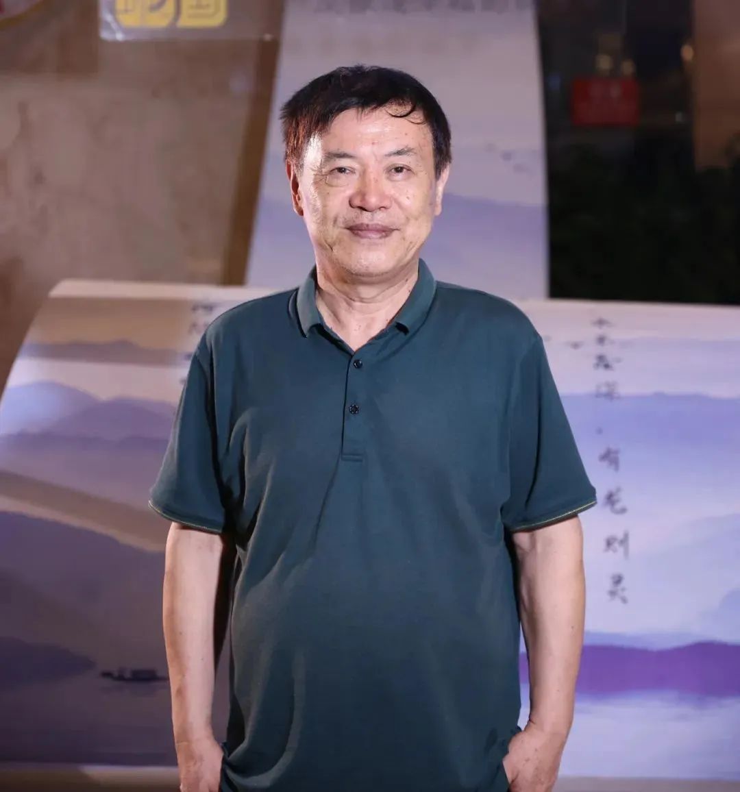 陸健，中國傳媒大學(xué)教授，中國詩歌學(xué)會常務(wù)理事。20世紀(jì)80年代初開始發(fā)表作品，先后創(chuàng)作發(fā)表詩歌、散文、評論等作品近千件，出版《窗戶嘹亮的聲音》《名城之門》等詩集與文藝評論集近30部，逐步形成了“紀(jì)實(shí)性詩歌”的寫作風(fēng)格。