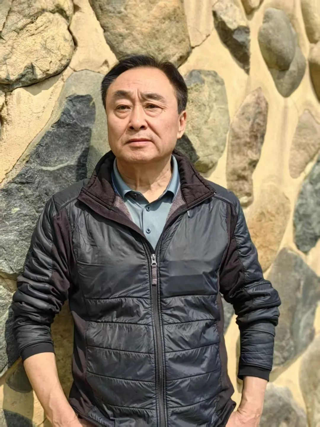 王學(xué)芯，出生在北京，長在無錫。中國作家協(xié)會會員，中國詩歌學(xué)會理事。參加第十屆青春詩會。獲郭沫若詩歌獎(jiǎng)、十月文學(xué)獎(jiǎng)、鍾山文學(xué)獎(jiǎng)、《作家》第三屆詩歌獎(jiǎng)、《星星》詩歌獎(jiǎng)、紫金山文學(xué)獎(jiǎng)、中國第五屆長詩獎(jiǎng)，部分詩歌譯介國外。出版《雙唇》《這里那里》《天上的草原》《飛塵》《遷變》《老人院》《光域里》等15部詩集。