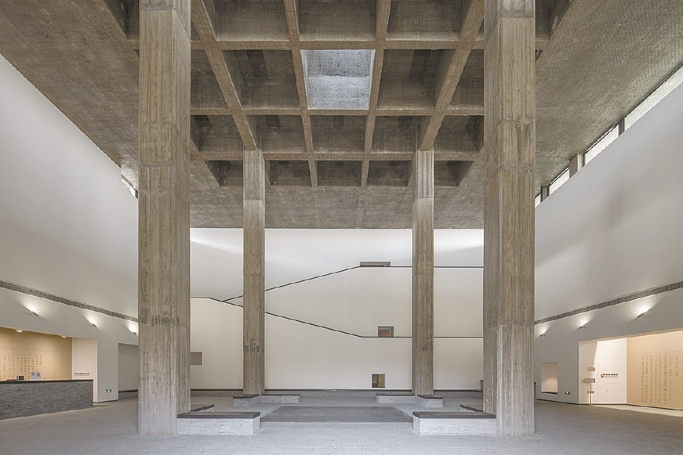 在蘇州御窯金磚博物館中，劉家琨致力于采用當(dāng)代材料與空間布局而營(yíng)造出古典園林的空間體驗(yàn)。（攝影：存在建筑）