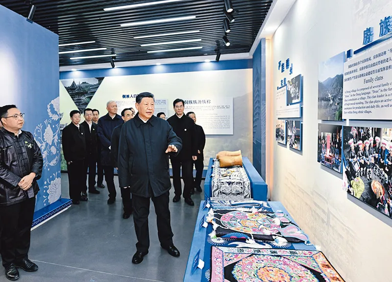 2025年3月17日至18日，中共中央總書記、國家主席、中央軍委主席習(xí)近平在貴州考察。這是17日下午，習(xí)近平在黔東南州黎平縣肇興侗寨侗族文化展示中心考察。 新華社記者 謝環(huán)馳/攝