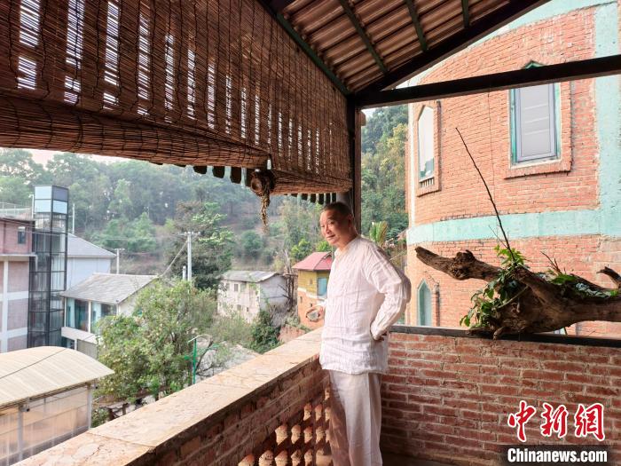 4月1日，馬原在位于南糯山的家中飲茶。中新網(wǎng)記者 韓帥南 攝