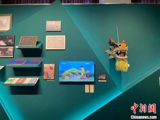 除了畫(huà)作、雕塑等，非遺也在現(xiàn)場(chǎng)展出?！⊥τ?攝