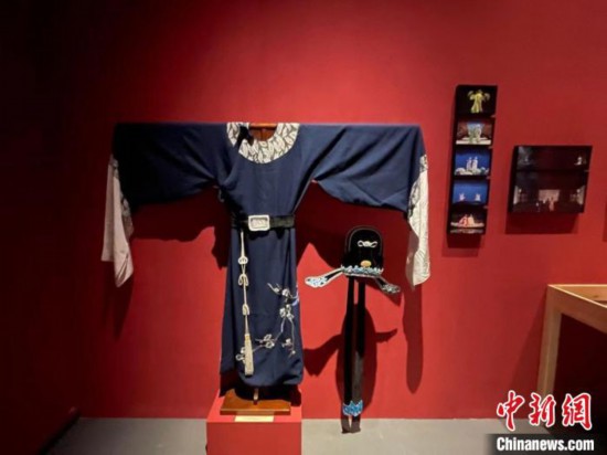 現(xiàn)場(chǎng)展出的戲服?！⊥τ?攝