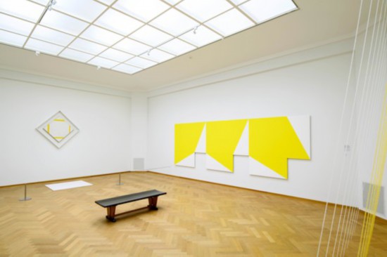 海牙藝術(shù)博物館“移動的蒙德里安”展覽現(xiàn)場，蒙德里安作品與當(dāng)代藝術(shù)家作品并陳。