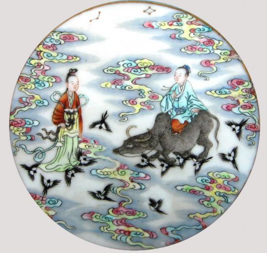 北京藝術博物院藏 清景德鎮(zhèn)官窯粉彩人物圖盤 鵲橋仙渡