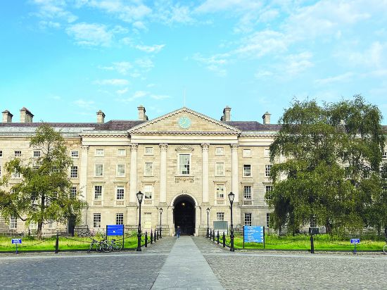 都柏林圣三一學院：都柏林圣三一學院成立于1592年，由英國女王伊麗莎白一世創(chuàng)辦，至今已有400多年的歷史。作為愛爾蘭最古老的大學，這里培養(yǎng)了一批享譽世界的人才。