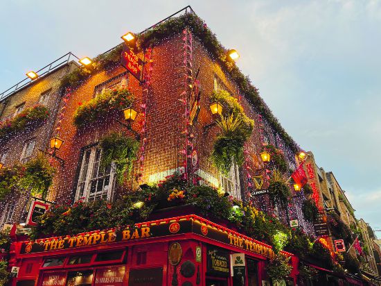 圣殿酒吧：都柏林有上千家酒吧，每到傍晚時分，市中心的圣殿酒吧（Temple Bar）街區(qū)總是熱鬧非凡，人數(shù)最多的恐怕要數(shù)同名的圣殿酒吧。